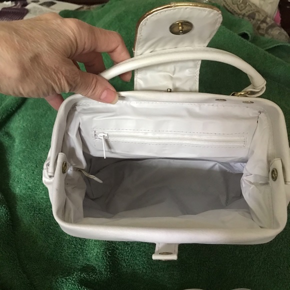 White bag with variations of geometric shapes in shades of metals. Strap incl. - Picture 6 of 7